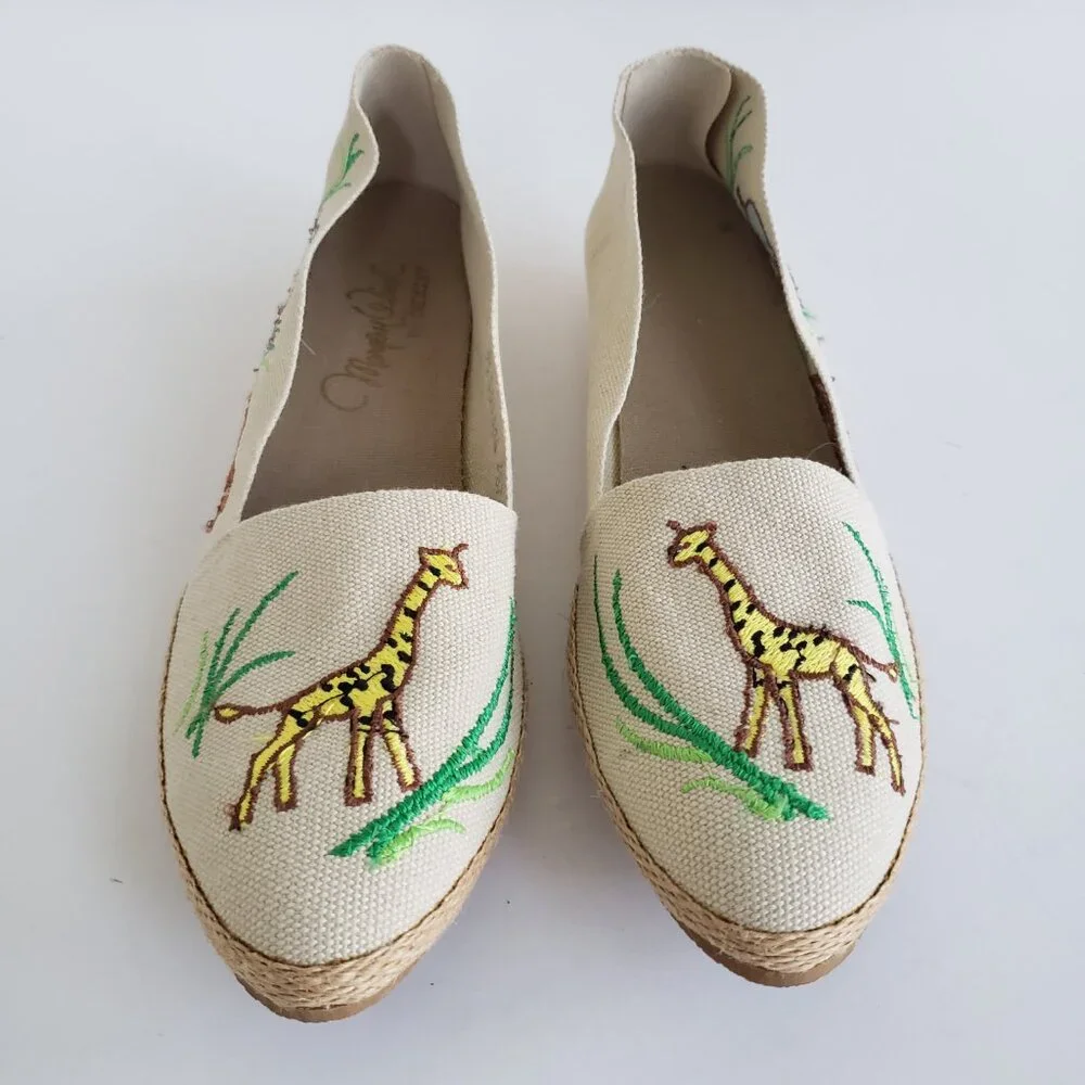 Vintage 70s/80s Margery Wind by Beacon wild animals embroidered canvas shoes